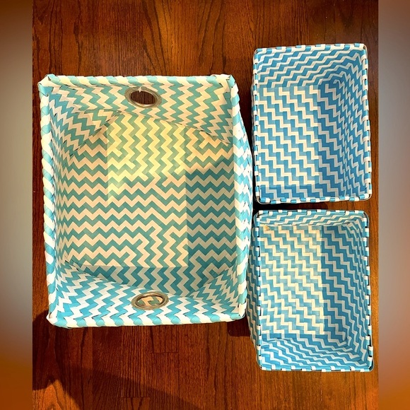 3 turquoise & white chevron woven containers, 1 LRG, 2 MED, excellent condition - Picture 2 of 5